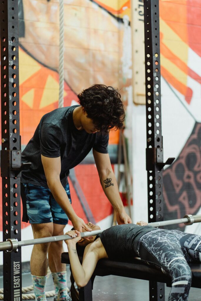 Entrevista entre cliente e personal trainer em consulta inicial