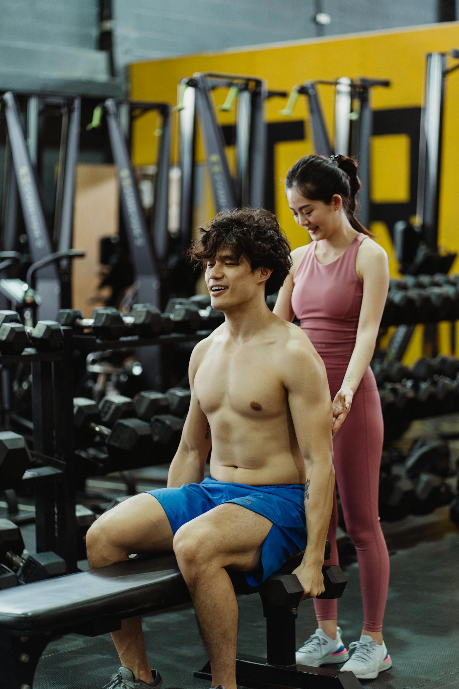 Personal trainer mostrando plano de treino em prancheta