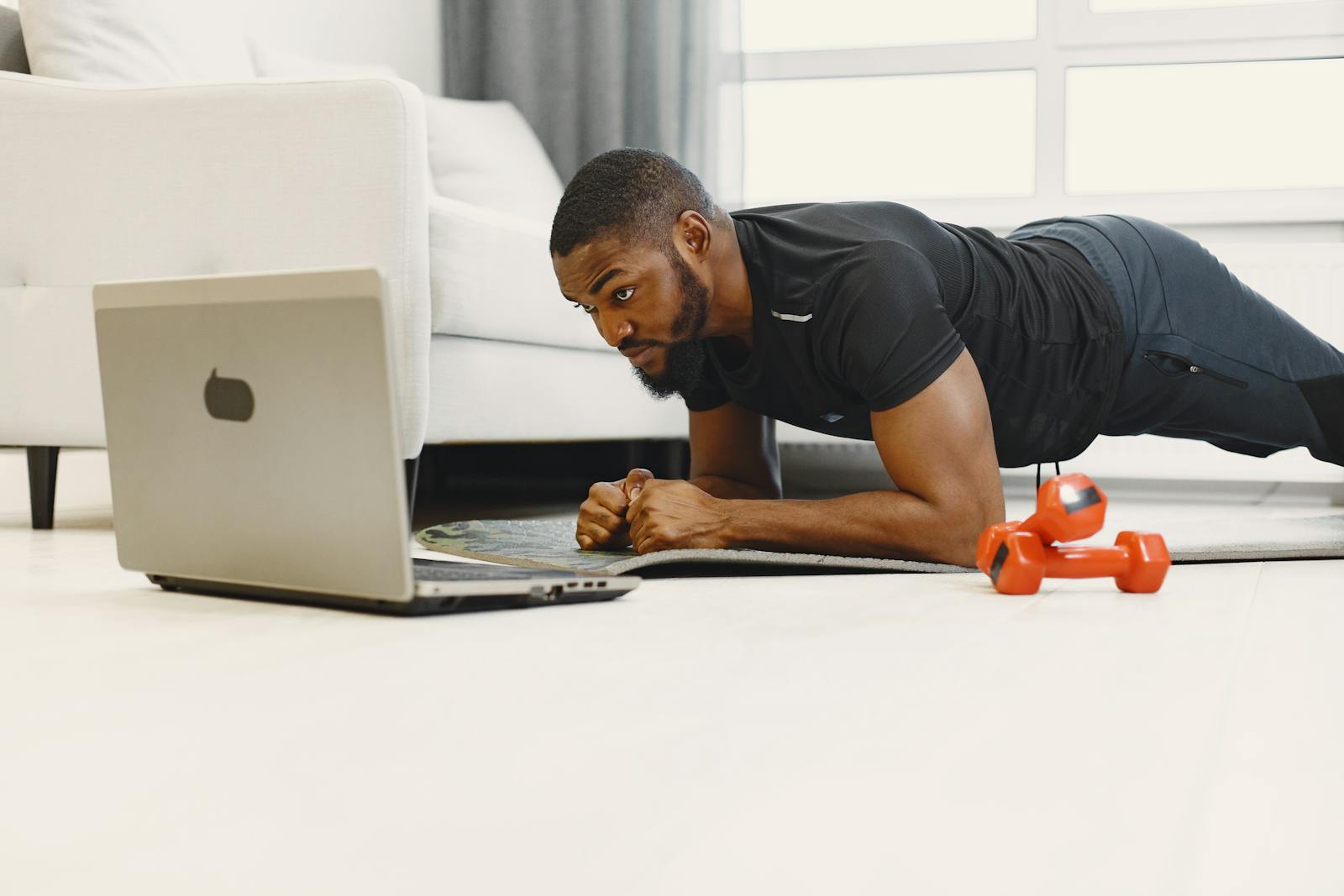 Sessão de videochamada entre personal trainer e aluno online