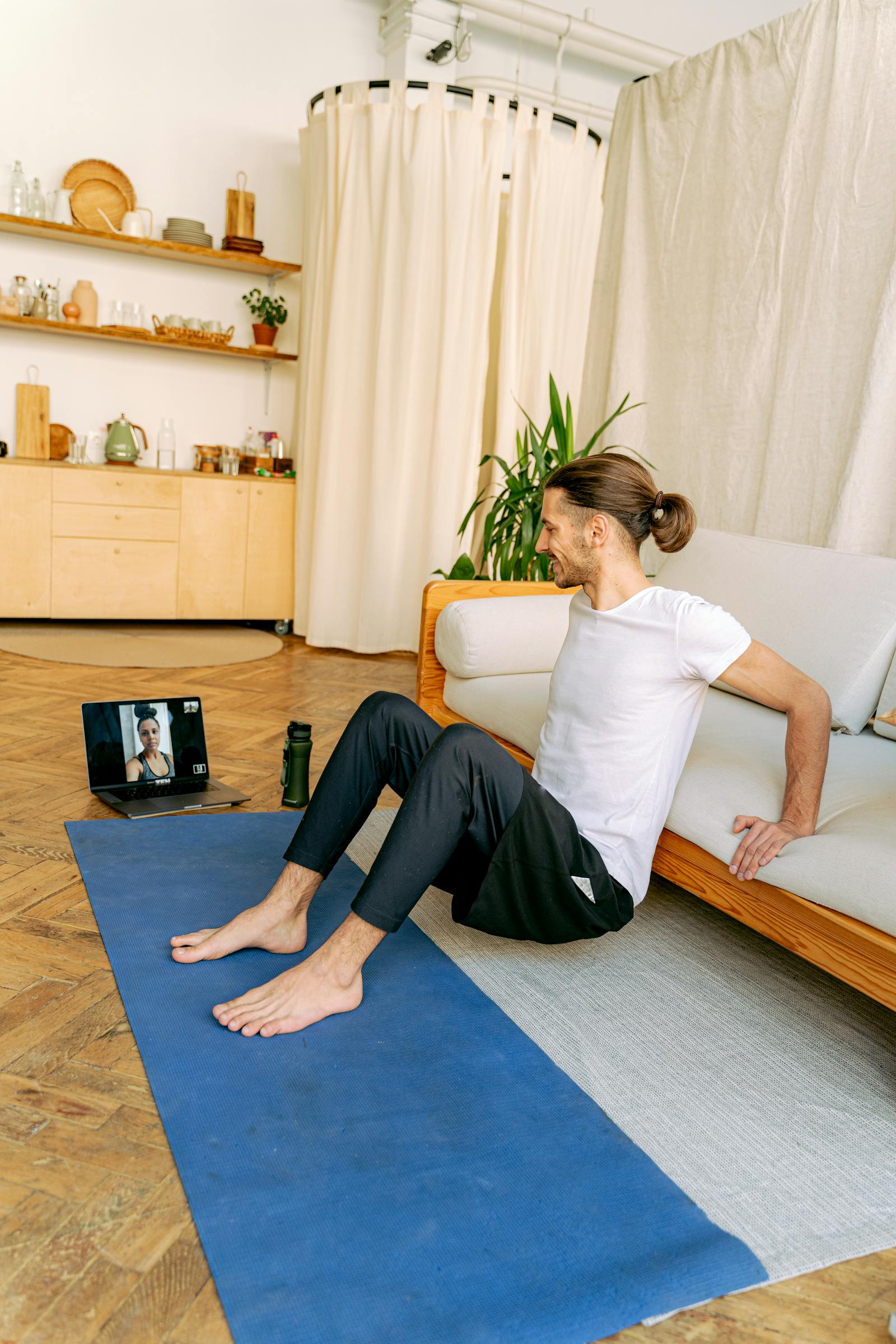 Aplicativo de fitness com plano de treino no celular durante exercício