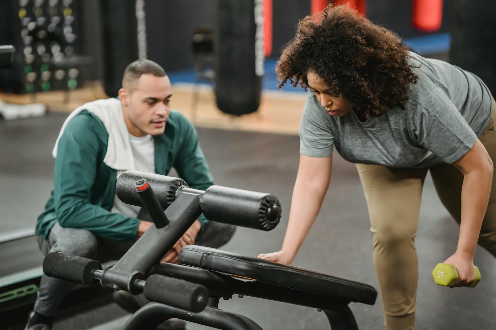 Consulta fitness com documento de credenciamento sendo apresentado