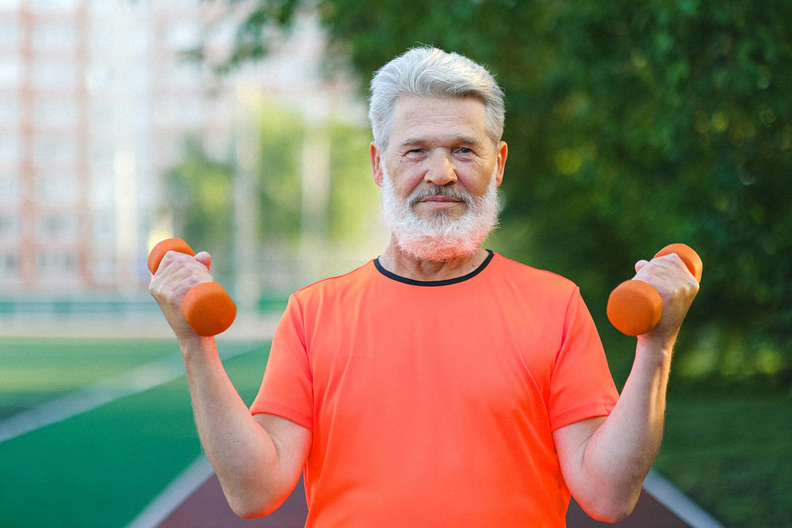 Adulto mais velho treinando com halteres leves em academia