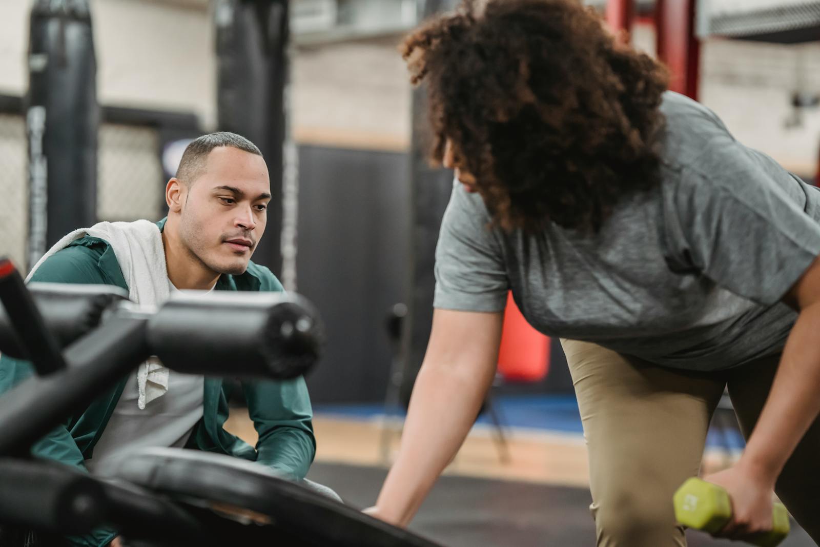 Equipamentos de academia com halteres prontos para treino