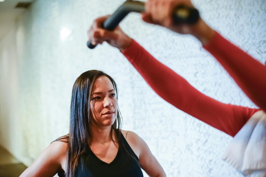 Personal trainer com cliente em sessão particular em academia