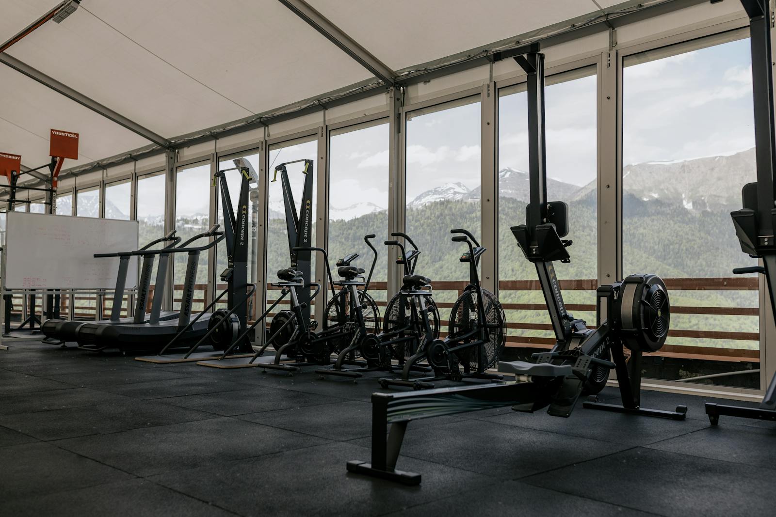 Personal trainer acompanhando cliente em esteira cardio