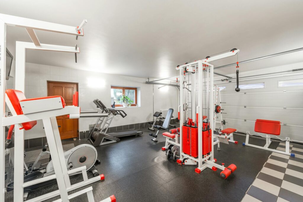 Academia interna de condomínio residencial moderno com equipamentos