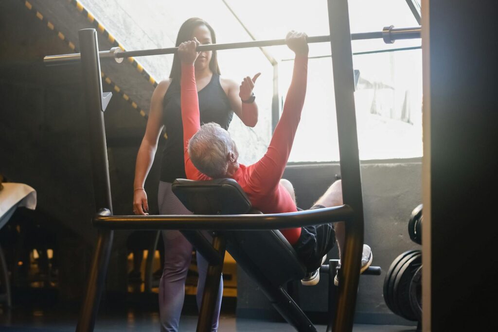Treino funcional com adulto sênior focado em mobilidade e força