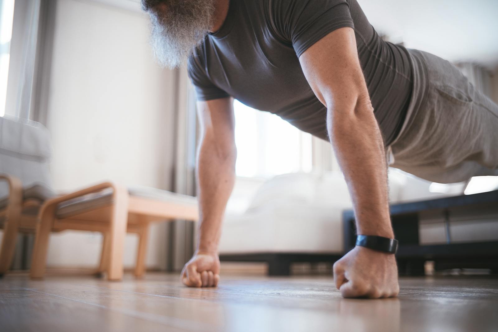 Treino com kettlebell em ambiente de academia com público maduro